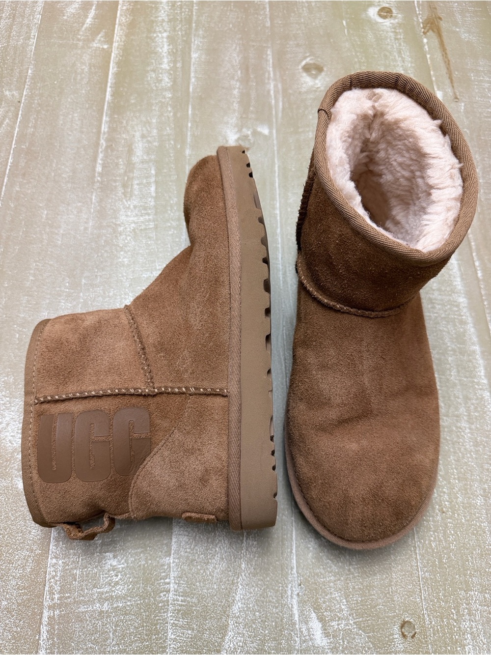 UGG Classic Mini UGG Rubber Logo Boots Brown US 7
